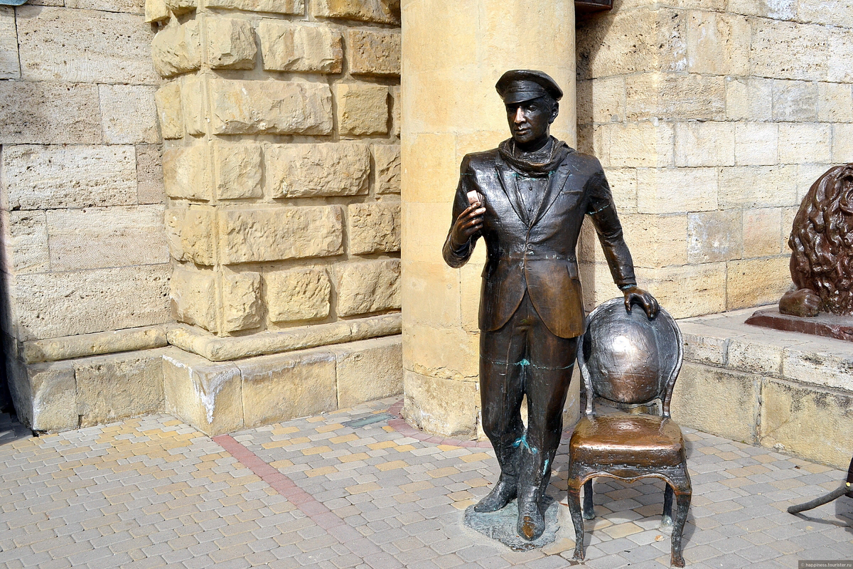 Памятник бендер. Памятник Остапу бендерупяьигорск. Памятник Остапу в Пятигорске. Памятник Остапу Бендеру. Памятник Бендеру в Пятигорске.