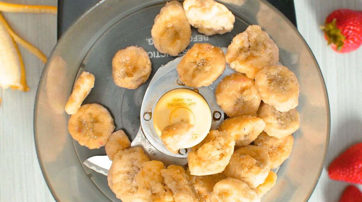 Замороженные бананы выложим в чашу кухонного комбайна Фото: cooktoria.com