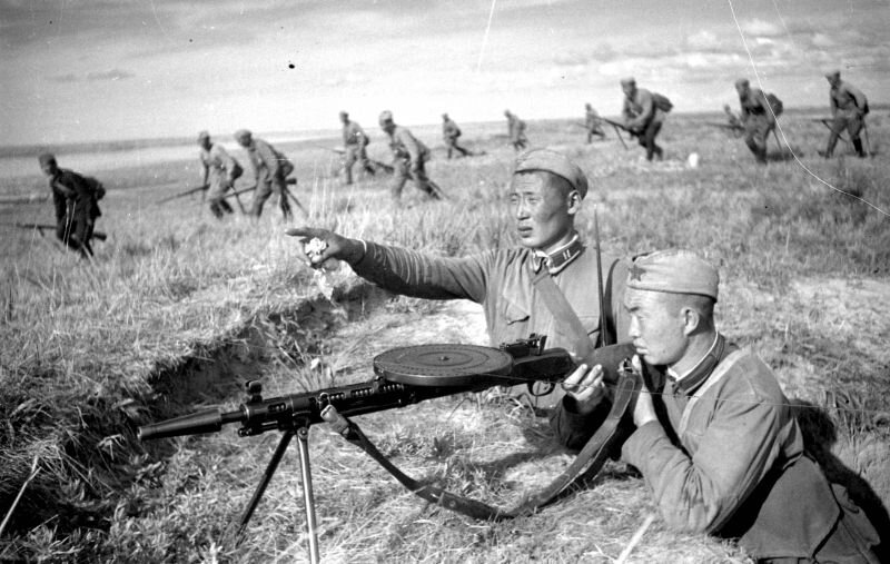 Монгольские кавалеристы атакуют в пешем строю. Они так тоже умели. Фото, скорее всего, постановочное и сделано, скорее всего, во время учений. Обратите внимание на линию горизонта. Похоже, атака идет вниз по склону типичной "горы" халхингольского образца. 