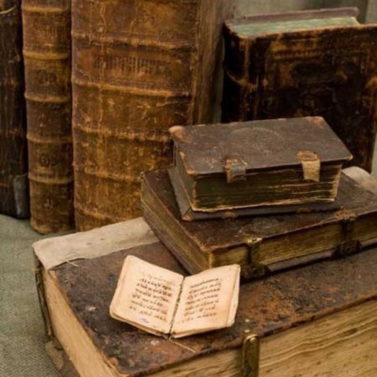 Первые древние библиотеки. Либерия библиотека Ивана Грозного. Старинные книги. Старинные и Антикварные книжки.