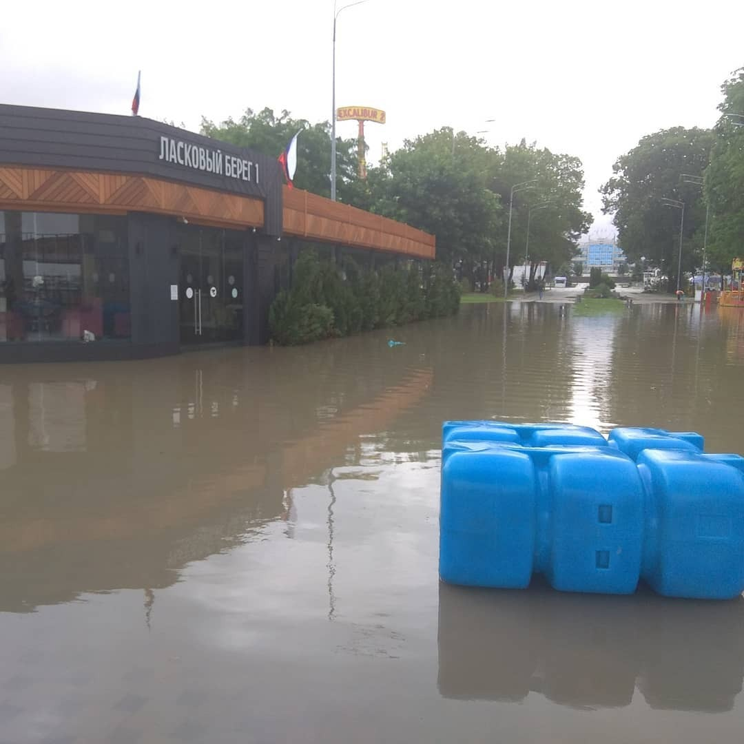 Затопленные улицы Анапы. Источник:  @anapacity_com.