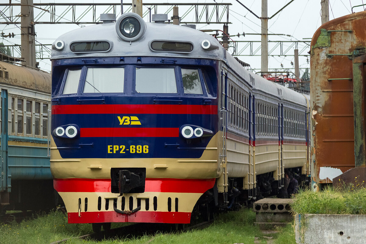 ЭР2-696, отремонтированный в Никополе, фото https://trainpix.org/photo/289424/?vid=3, автор Zaleskas