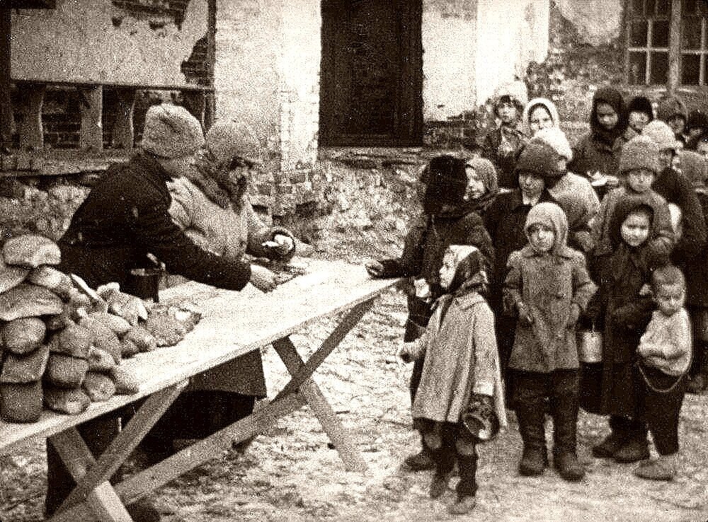 Выдача хлеба в Ленинграде. Яндекс картинка.