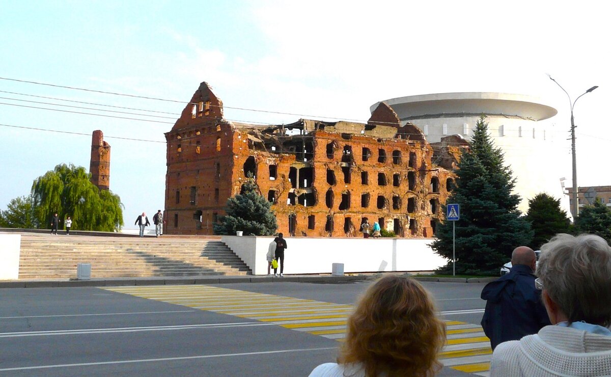 Вид на музей-панораму "Сталинградская битва", рядом здание "Мельница Гергардта" (Фото автора)