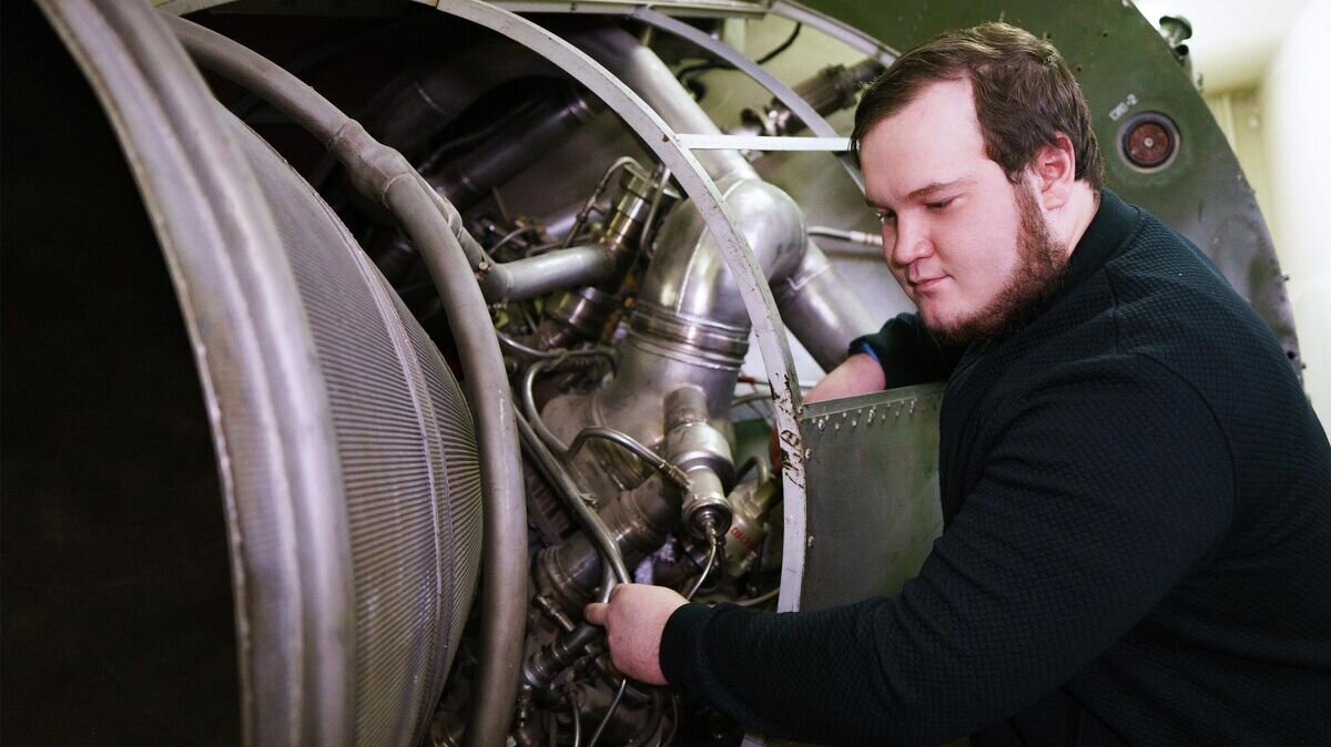    Это конкретный пример крупногабаритного космического мусора, который предполагается спускать с орбиты. Это омская вторая ступень ракеты-носителя "Космс-3М", изготовленная на ПО "Полёт", которых на околоземных орбитах до высоты 2000 км находится около 300 шт.© Фото : Пресс-служба ОмГТУ