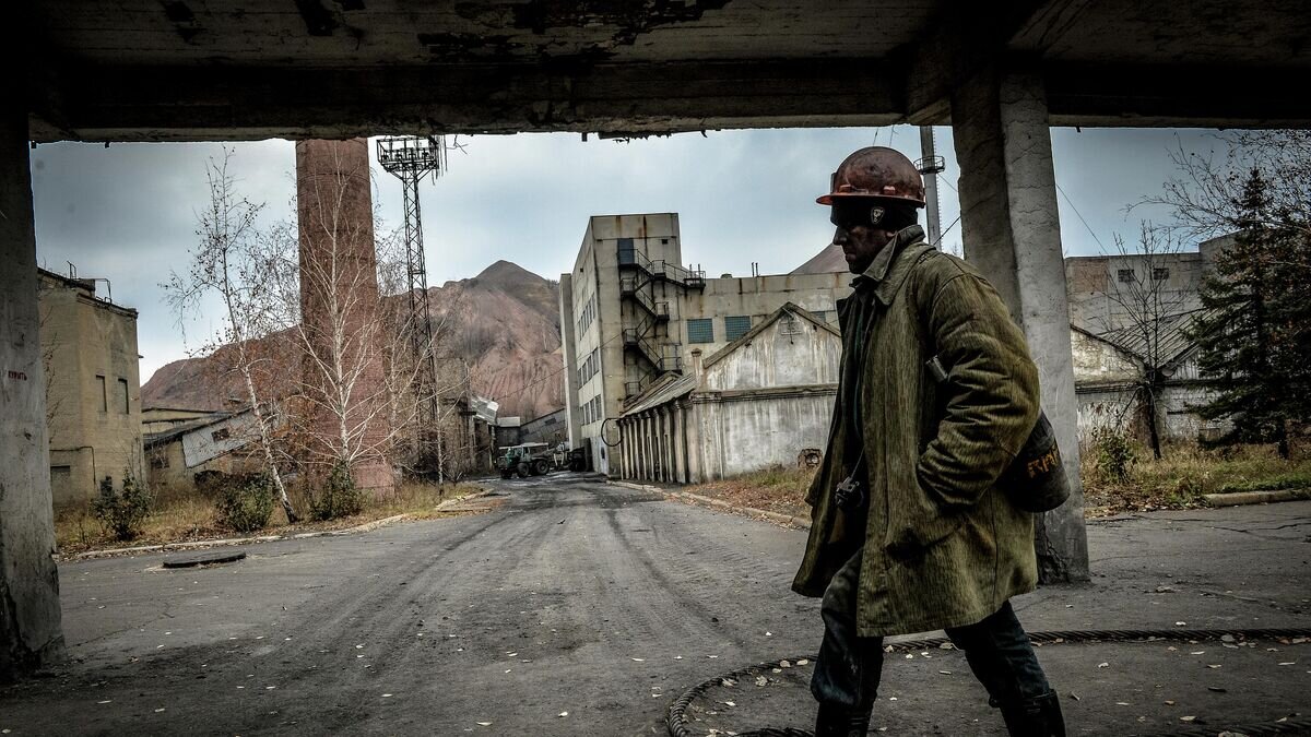    Шахтер после смены на шахте имени Челюскинцев в Донецке© РИА Новости / Алексей Куденко