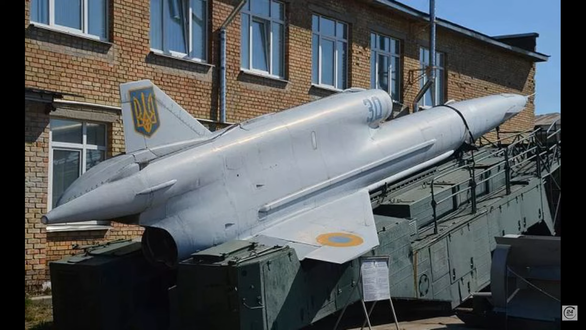  Ту-141 Стриж в ВВС соседнего государства. Не скажу какого. Древний Советский БПЛА-разведчик. У нас применяется, как мишень, а оказалось, что он много чего может.