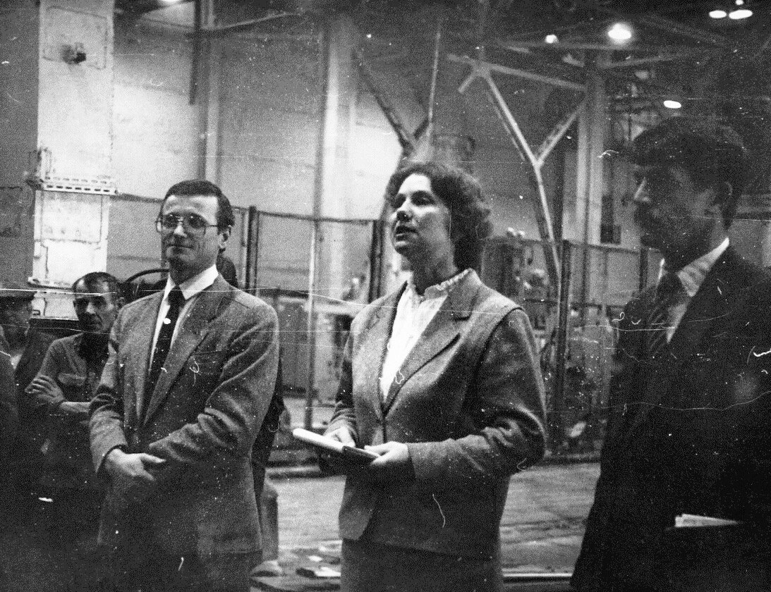 Слева направо:  1.	Белоненко Олег Дмитриевич – директор ПЛА. 2. Тронина Ольга Андреевна – инженер отдела подготовки производства и секретарь партийной организации ПЛА. 3. Чураков Сергей Александрович – председатель профкома ПЛА.
