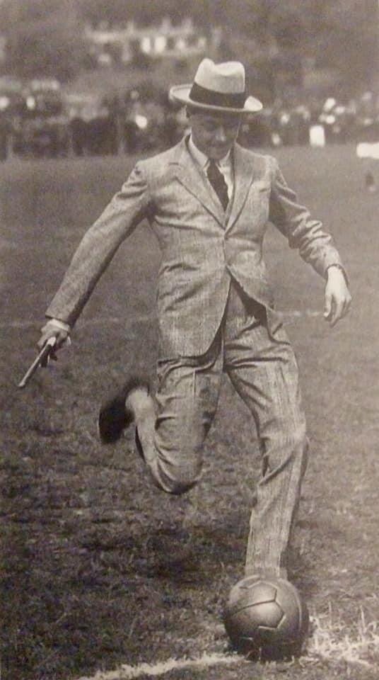 Принц Уэльский в костюме в клетку «принц Уэльский»