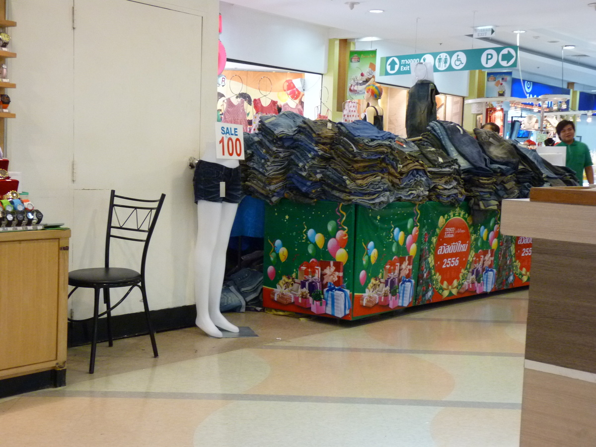 Джинсы по 100 бат.