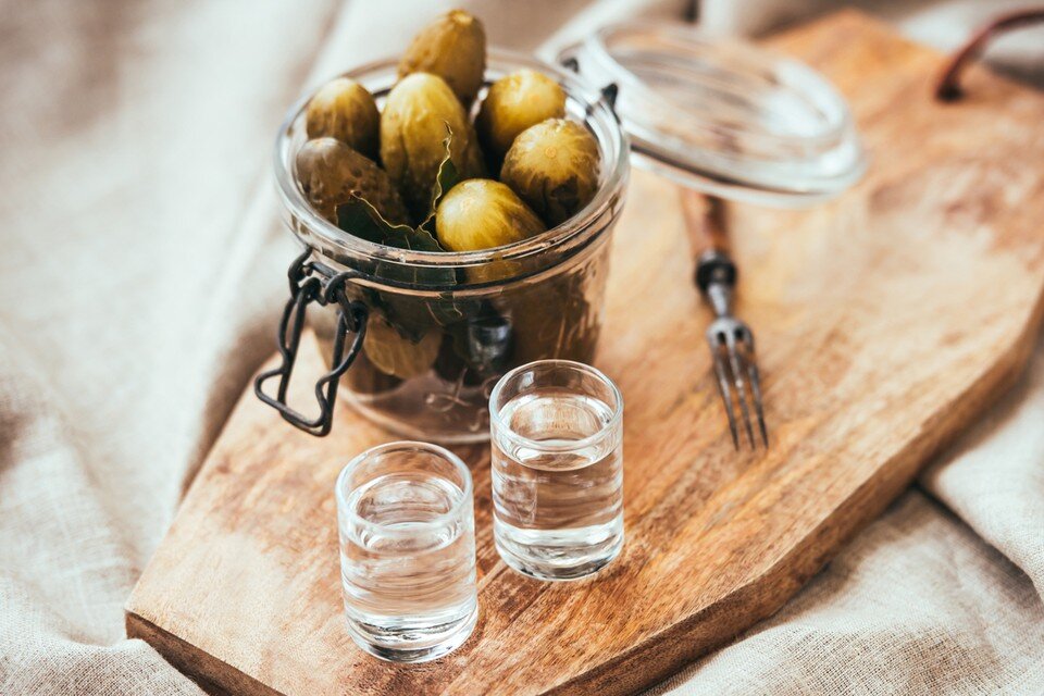     Маринованные огурчики и помидорчики дают лишнюю нагрузку на почки и печень, и без того отягощенные алкоголем  Shutterstock