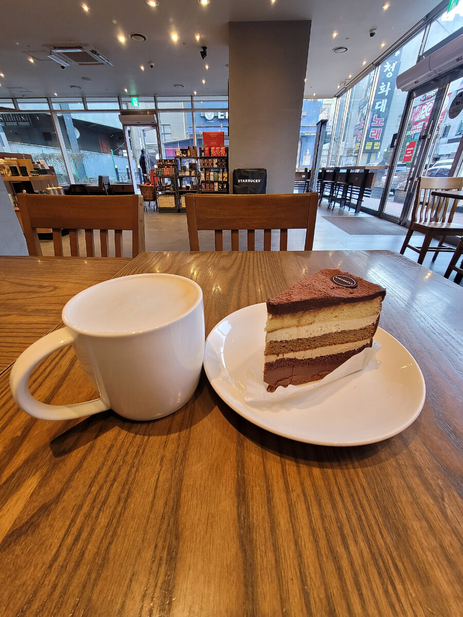 Кофе и чизкейк в Starbucks 