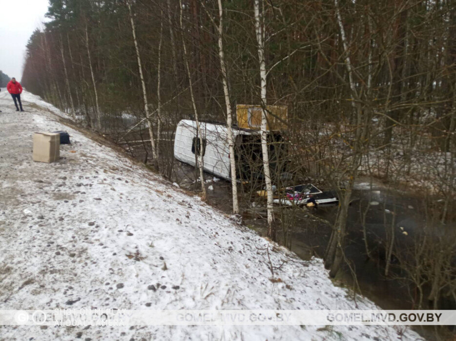 В Гомельской области перевернулась маршрутка с пассажирами - Фото