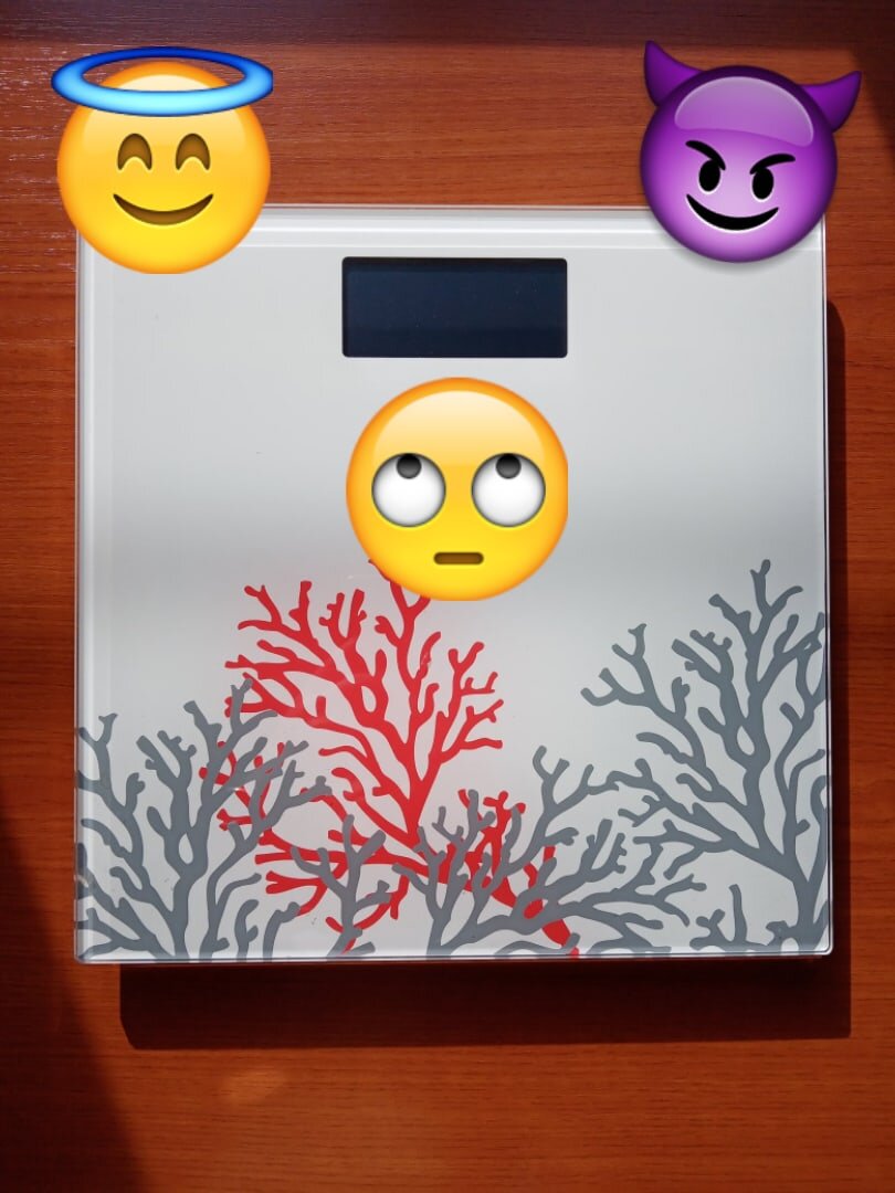 Интуитивное питание (ип) можно сравнить со свободным полетом, когда ты не зависишь ни от еды, ни от ограничений в своей голове. Люди, которым удалось вырваться в этот полет после долгих лет борьбы, ощущают это как какой-то Рай, будто сняли кандалы и надели крылья. Суть этого метода в том, чтобы полностью отпустить ситуацию. Принять свое тело таким, какое оно есть, перестать его замерять, оценивать и критиковать, перестать ограничивать себя в еде и полностью довериться своему телу. Поначалу может быть повышенный аппетит, особенно после диет, как говорится, "дорвался". А затем интерес к еде все меньше и меньше. Контролировать начинает уже не мозг, а само тело, подсказывает хозяину, чего оно хочет и сколько. Тело не глупое, оно себе плохого не желает. И вес сам собой нормализуется. Это похоже на человека, лежащего на воде. Перестаешь барахтаться, полностью расслабляешься - и вода сама тебя держит. Красота! 
Следила за двумя такими девочками в инсtаграме, даже переписывалась с ними, консультировалась. Им удалось! Боже! Каким-то чудом у них получилось сделать этот переход! Для меня это было не иначе как настоящее Чудо. У них обеих на перестройку ушло по два-три месяца. Я пробовала перейти на ип, но у меня увы не получилось. Полгода не ограничивала себя, даже спрятала весы, и все равно переедала и набирала вес, отпустить себя не удалось. Возможно, у меня в голове сидит слишком настырный контролер, которого я не смогла выключить. А возможно, у тех девочек проблема была именно в запрете на еду, а у меня она сидит гораздо глубже. Может быть, у нас вообще разные проблемы. 
Что касается dиет, пробовала разные и всевозможные. Как только не издевалась над своим организмом! К чему никого не призываю. Я была из тех вечно худеющих, которые после dиет набирают еще больше. Всегда кажется, что чем голоднее dиета, тем лучше результат. Это заблуждение! Проверено лично. От голода организм перестает нормально функционировать, в том числе перестает сбрасывать вес, он в стрессе. Организм перестает себя согревать, все время трясет от холода, перестает ходить в туалет по большим делам, исчезают критические дни, начинается бессонница, а затем и психоз от того, что за такие мучения ты не получаешь награды в виде отвесов. Монодиеты лишают тело разнообразия, которое просто необходимо, в том числе и психике. От dиет на одних овощах и фруктах у меня даже раскрошился зуб. Видимо, кальция не хватило. Dиета это всегда риск. И даже если решаешься на него - огромной мотивации недостаточно. Нужно действовать осознанно и максимально разумно. На то нам и дано сознание, чтобы управлять собственной реальностью и воплощать свои мечты. Мы сами авторы своей жизни и "кузнецы своего счастья". Есть люди, которым и dиеты помогли. Все дело в голове. 
Насколько же важно раскрыть Божественное в себе! Найти свой Дар и им освещать путь себе и другим. Куда ты вкладываешь свое сердце, то и дает тебе силы на новые и новые победы. В том числе и на пути к фигуре своей мечты. Нужно найти в своей жизни очень важный смысл, кроме построения семьи, заботы о близких. О твоем психическом состоянии никто кроме тебя не позаботится. И свои истинные желания распознать сможешь только ты. Возможно, с помощью специалиста. Но искать вы будете в Тебе, таком замечательном, одаренном, уникальном человеке. Счастье уже в тебе! 

