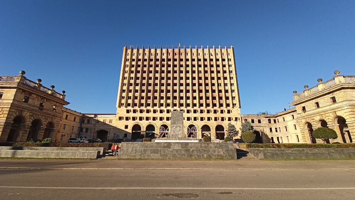 Здание правительства на центральной площади. Выглядит жутко красиво.