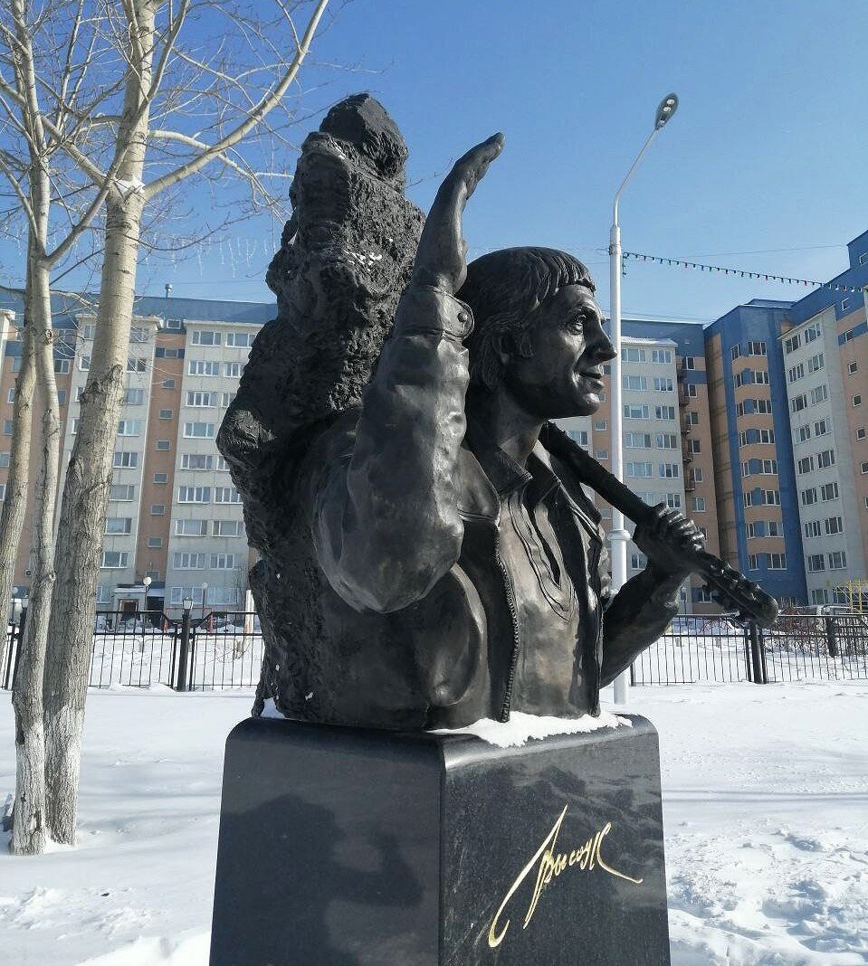 Памятник Владимиру Высоцкому в Южно-Сахалинске. Источник — dzen.ru/pa_myatnik