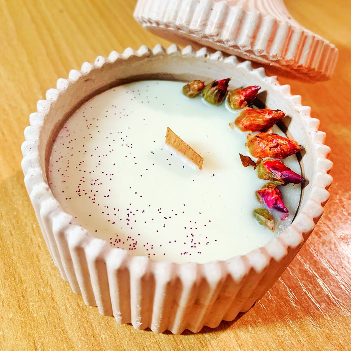 Подсвечник - гипс, всева - соевый воск с ароматом и сухоцветами