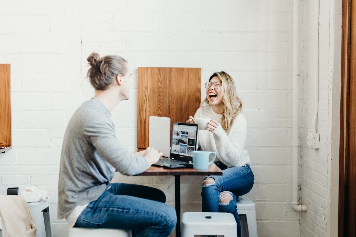 Приятное общение с коллегой тет-а-тет. unsplash.com
