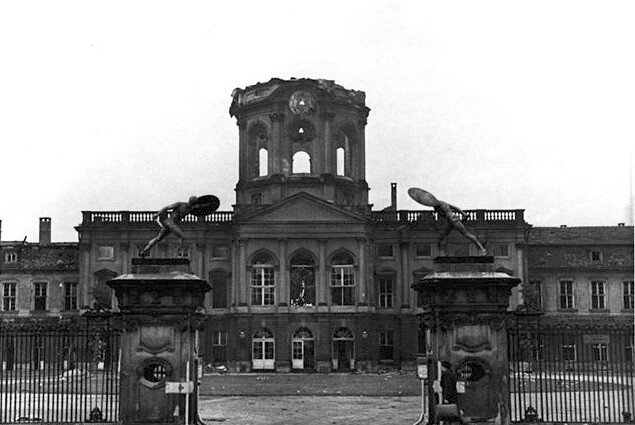 Фронтальная часть дворца в ноябре 1943 года 