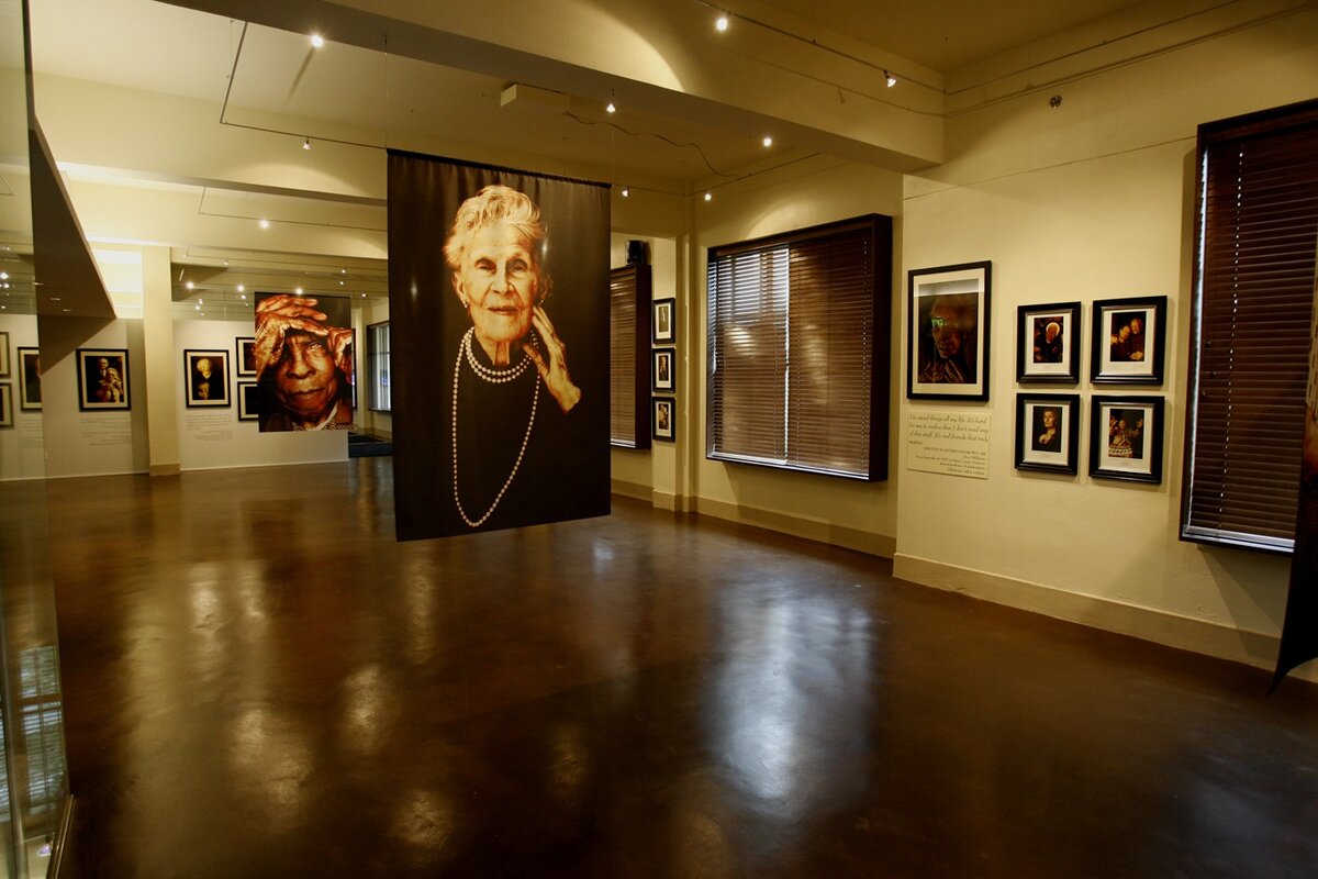    Портретная галерея долгожителей в ОклахомеMary Jane Alexander's portraits of centenarians in the Tulsa World Gallery at the Oklahoma Heritage Association. Википедия