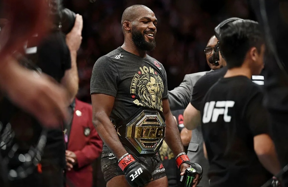 Джон Джонс вовсю стремится добавить в свою коллекцию еще один пояс 