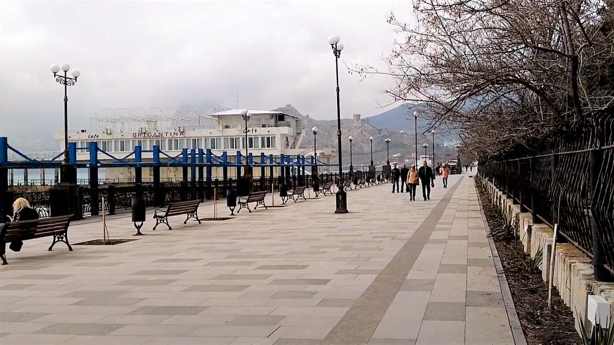 Набережная Судака вдоль забора санатория Судак, март 2018.Палки между скамейками и урнами - места посадки саженцев.