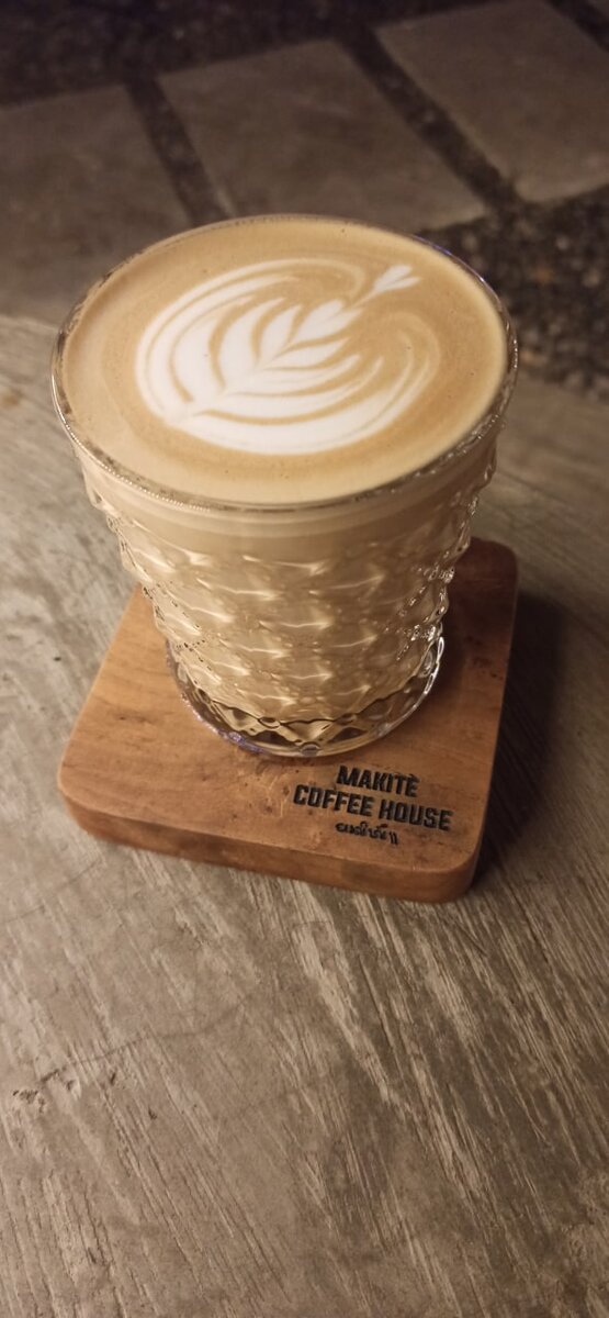 На Бали я пила кофе 3-5 раз в день. На фото - латте из Makite Coffee House