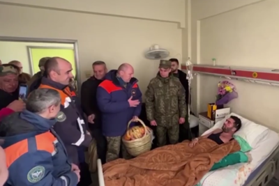    В Сирии сотрудники МЧС России навестили в больнице спасенного мужчину © Telegram-канал МЧС России
