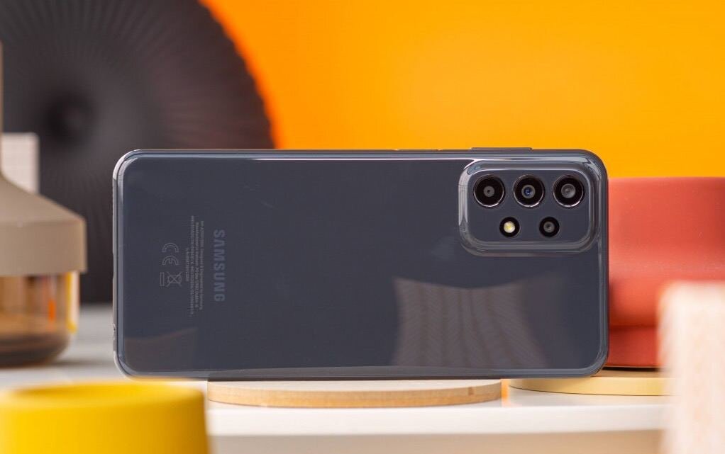    Визуально Galaxy A23 похож на другие смартфоны линейки. Фото: gsmarena.com