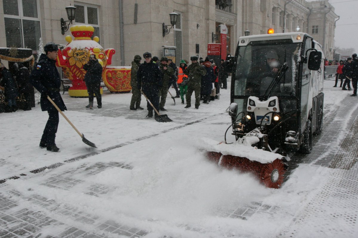    В Волгограде вместе с февральским снегом на дороги вышла спецтехника