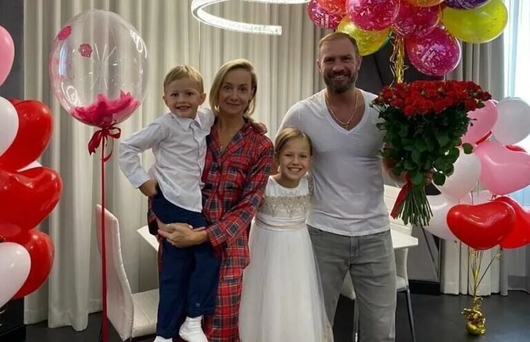   Оксана и Роман с детьми. фото celebki.ru