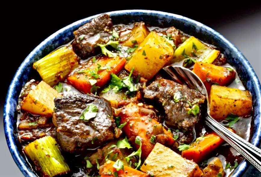 Говядина тушеная с овощами.
