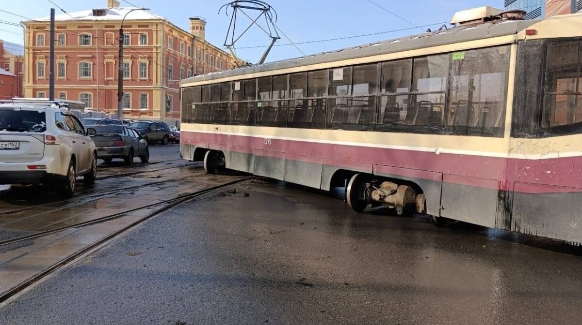    Сейчас аварийные службы предприятия работают на месте, чтобы поставить вагон на рельсы Анастасия Красушкина