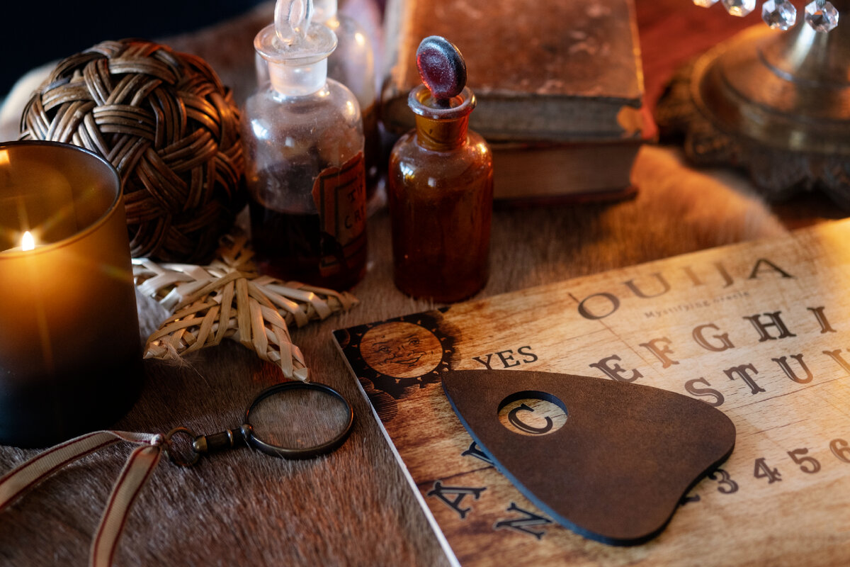 Источник: https://ru.freepik.com/free-photo/high-angle-ouija-board-and-small-bottles_26411688