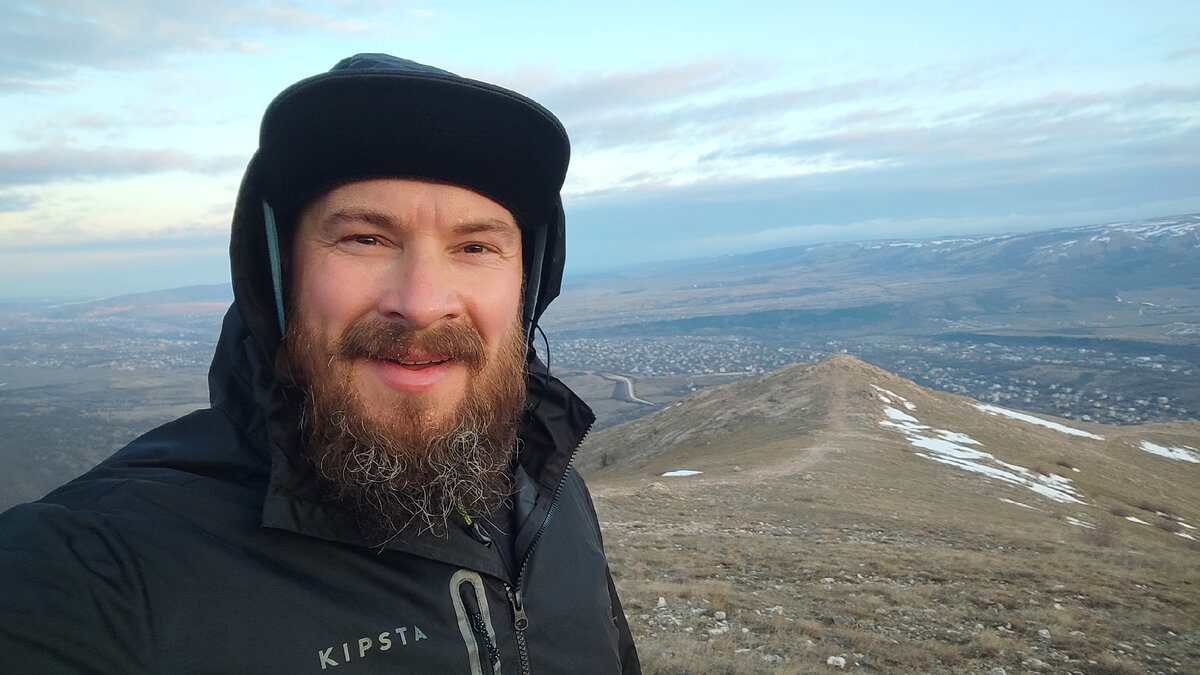 Лицо у меня счастливое потому, что я ещё не знаю куда лезу. Чатыр-Даг зимой. Зима в Крыму. Расскажу на бегу. Горы Крыма.