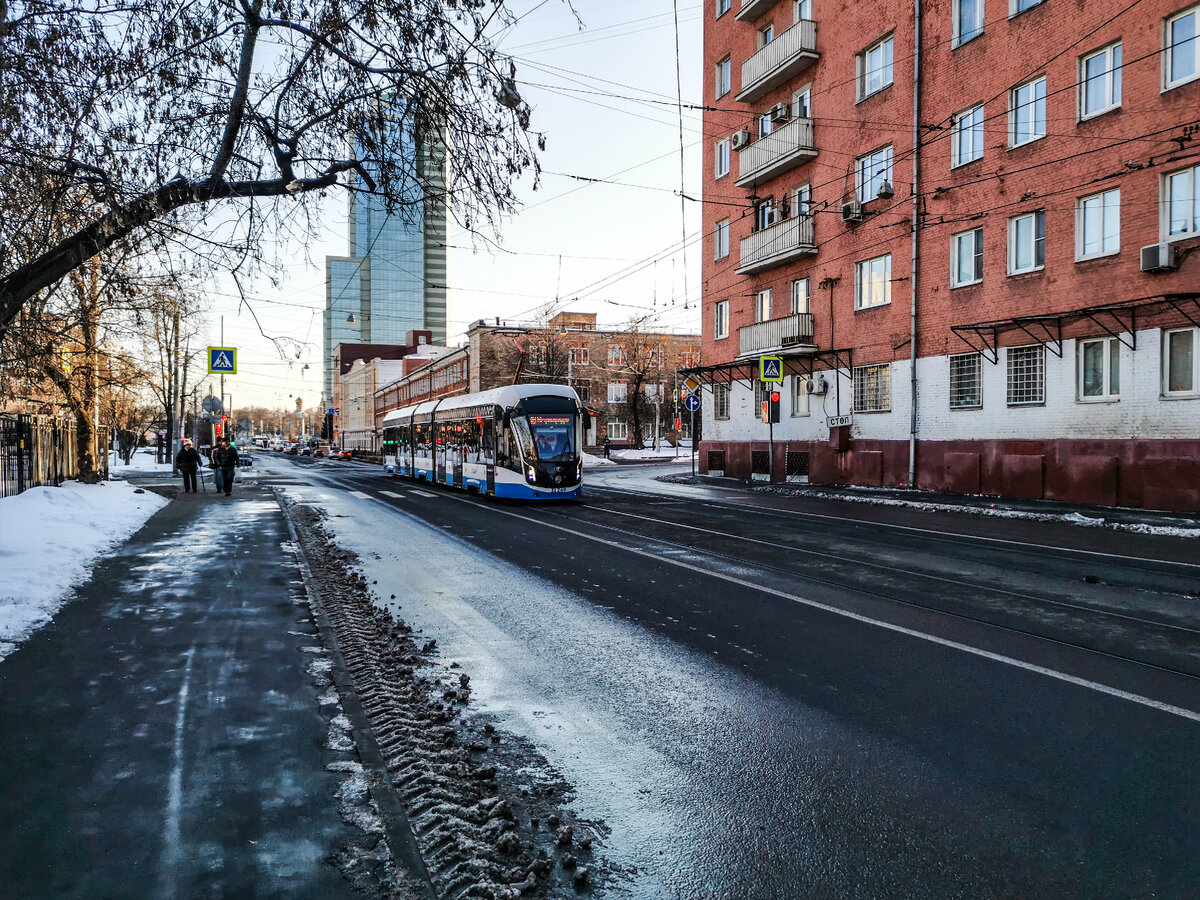 Трамвай маршрута № 46 на улице Измайловский Вал, следует в сторону Метрогородка.
