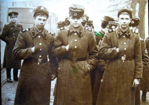 правая рука за шинелью - это было стильно...