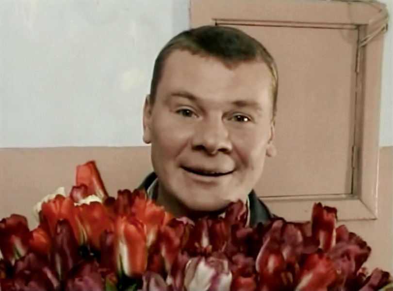  Он завоевал сердца зрителей, когда в девять лет сыграл Гекльберри Финна в детском фильме про Тома Сойера. И попал он в этот фильм не по блату. А благодаря бабушке, которая отвела внука на кинопробы.-11