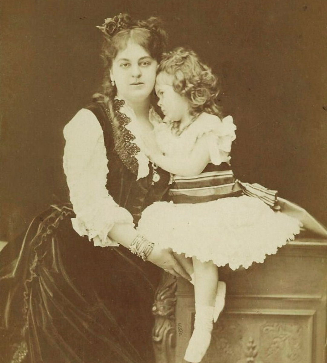 Ольга Дмитриевна Шереметева (третий ребенок Ольги и Дмитрия), урожденная Скобелева, с дочерью, 1880-е 