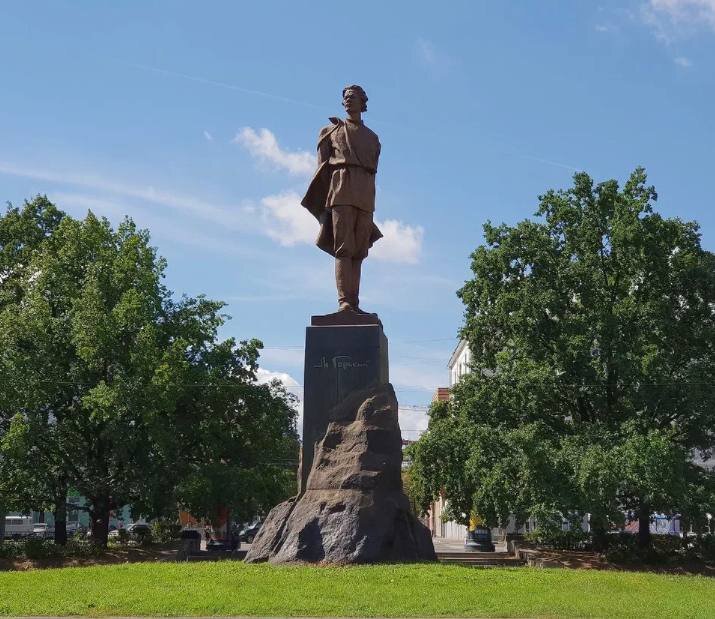 Памятник М.Горького на пл.Горького в бывшем городе Горьком