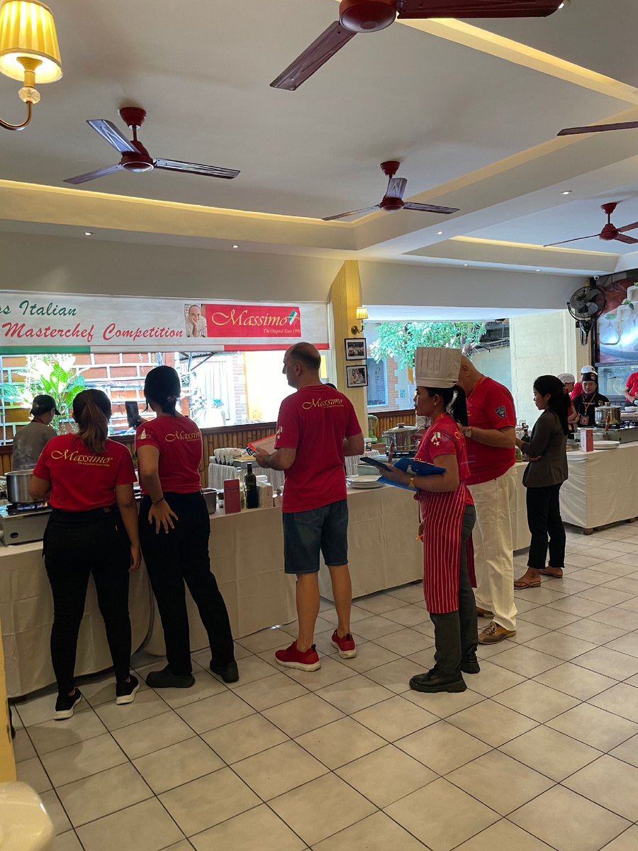 Так проходит отбор повторов в итальянском ресторане , сам владелец ресторана лично контролирует процесс приготовления претендентами еды . 