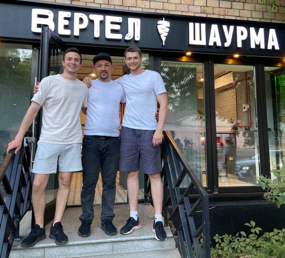 Первый рабочий день. Вместе с партнером и нашим поваром.