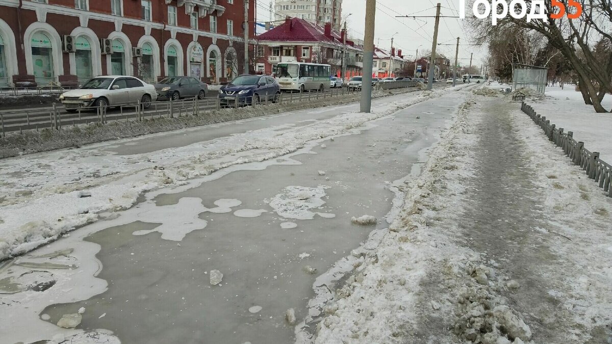     Трамвайные пути сковало льдом полностью. Ни шпал, ни рельсов не видно под толстым слоем заледеневшей воды из прорыва.