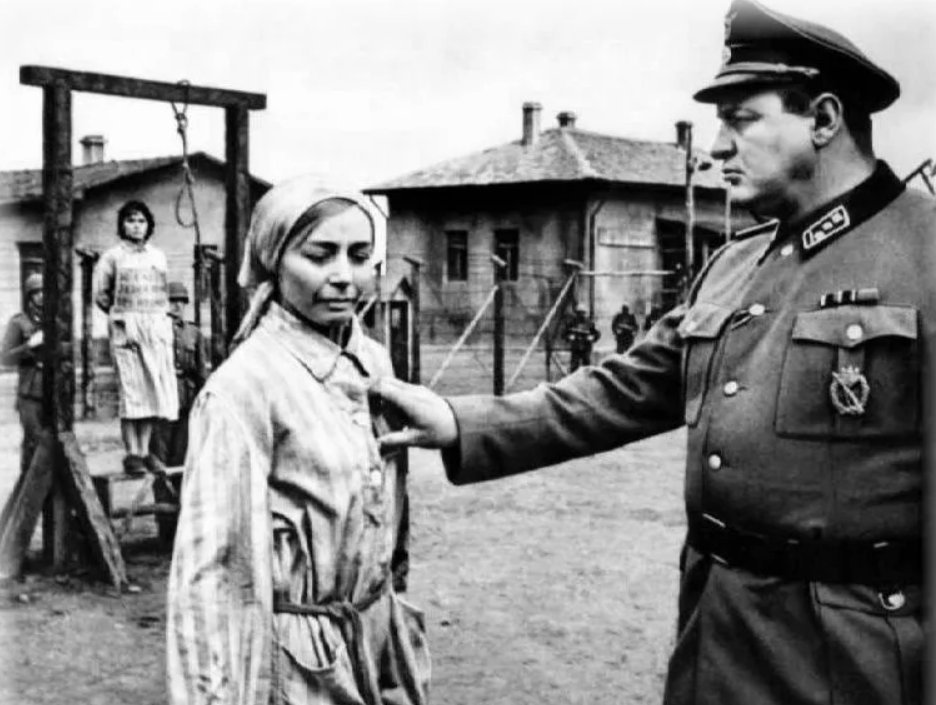 Что делали с пленными женщинами. Женщины военнопленные 1941 год. Женщины военнопленные 1941 год. Лагерь советских военнопленных 1941. Пленные красноармейцы женщины 1941.