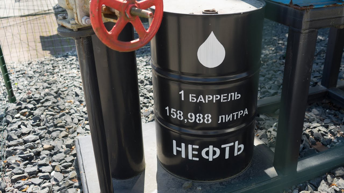 Бочка нефти. Бочки с нефтью. Баррель нефти. Бочка Российской нефти.