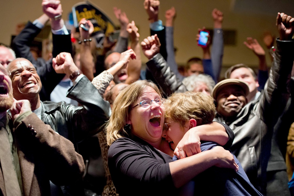 День рекламного работника. Двушка с громку говоретелим. Отметить громко. Громкий звук. Девушка с громкоговорителем.