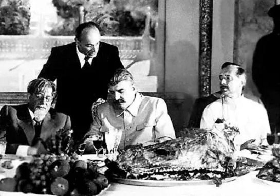 Никакие трудности не влияли на уровень жизни товарищей из Кремля. 