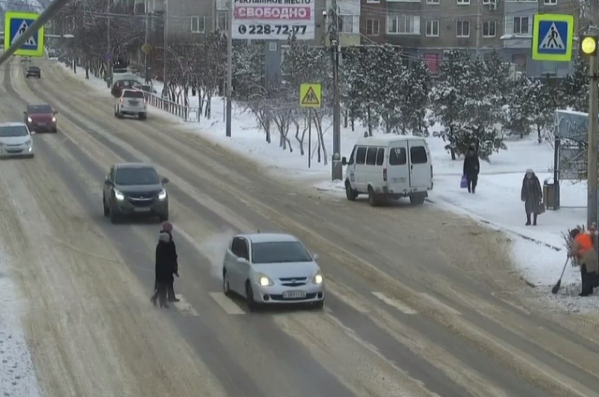    Водителю пришлось выехать на встречную полосу, создав угрозу другим участникам движения, чтобы избежат ДТП.