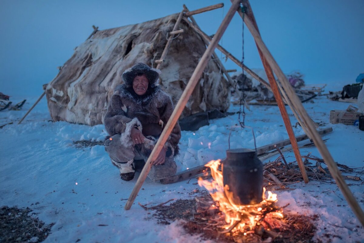 Костер в зимней тундре