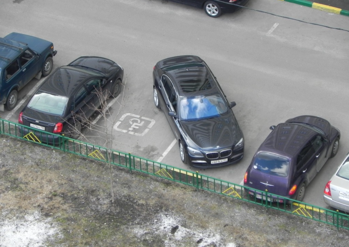 На парковке водители расставили свои автомобили. Мастер парковки. БМВ на парковке. Парковочное место для БМВ. Припаркованные авто.